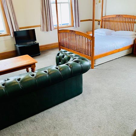 Shepherds Arms Hotel Уелингтън Екстериор снимка